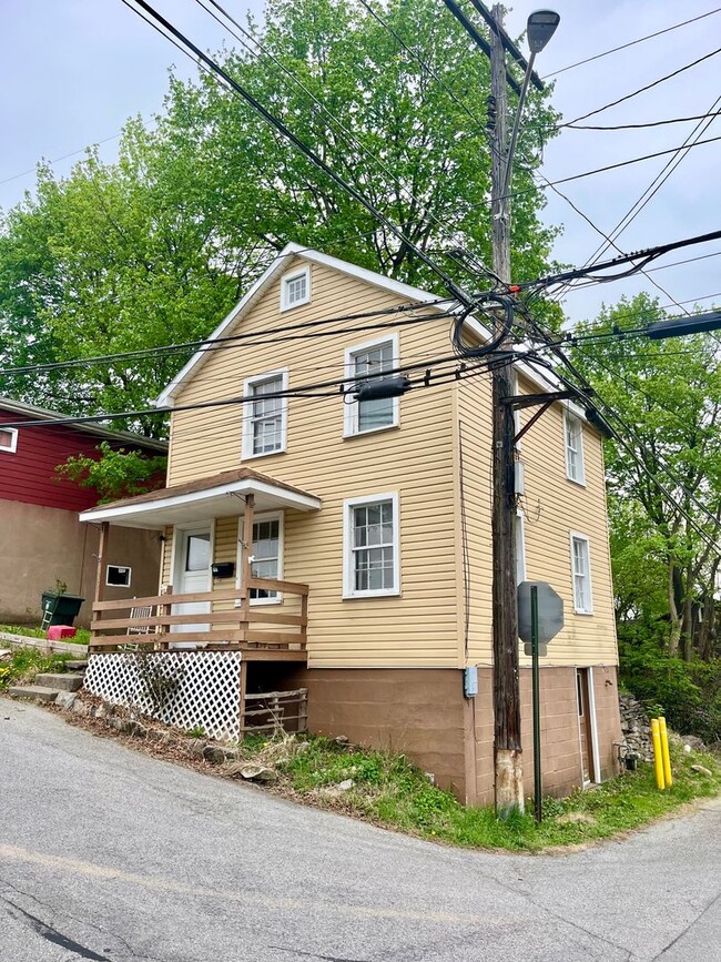 Building Photo - Spacious 2 Bedroom Single-Family Home in B...