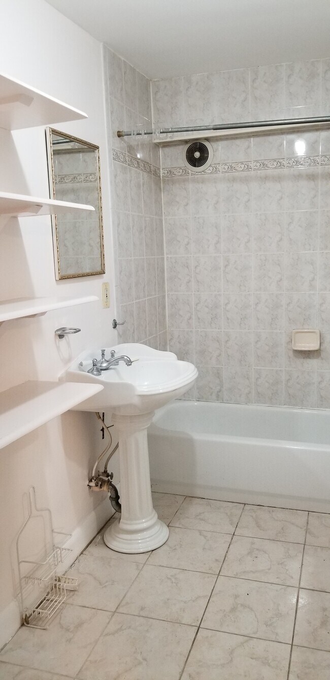 Foto del edificio - 691 Putnam Ave