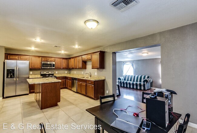 Building Photo - 5 br, 3 bath House - 1708 N Daffodil St