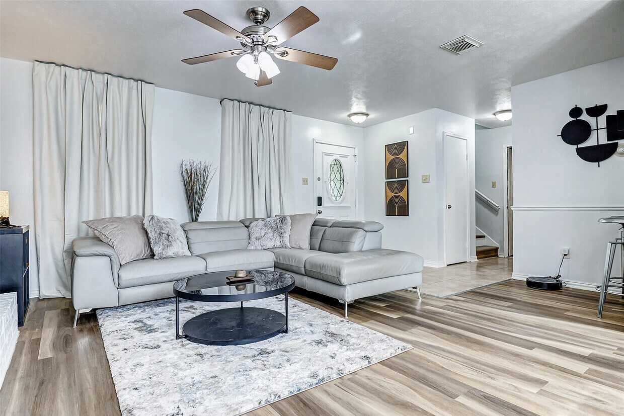 Primary Photo - 92 N Deerfoot Cir