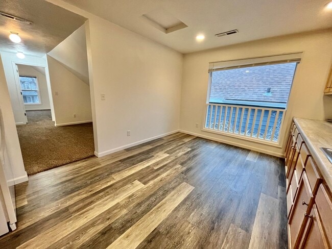 Building Photo - 815 W 11th St