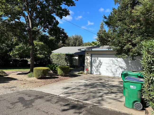 Foto del edificio - 3 bed/1.5 bath on large corner lot