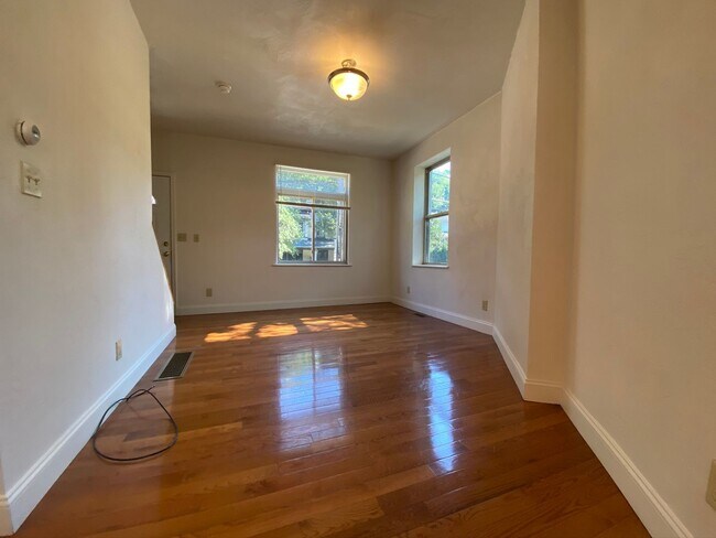 Foto del edificio - Rarely Available Four Bedroom in Squirrel Hill! Fully Equipped Kitchen! Call Today!