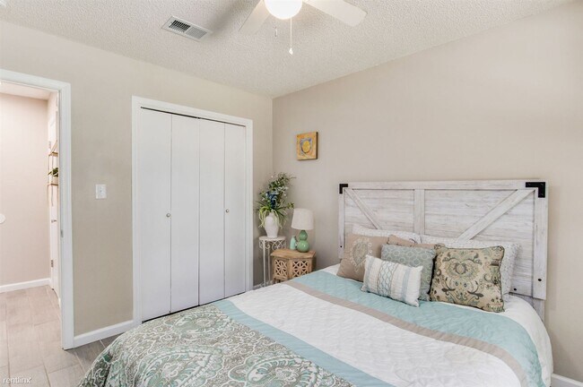 Foto del edificio - 2 br, 1 bath Triplex - 3410 Green Briar Ci...