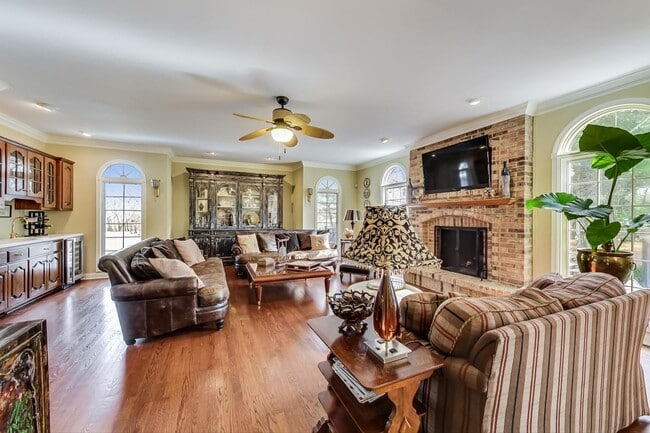 Building Photo - 347 Willowood Ln