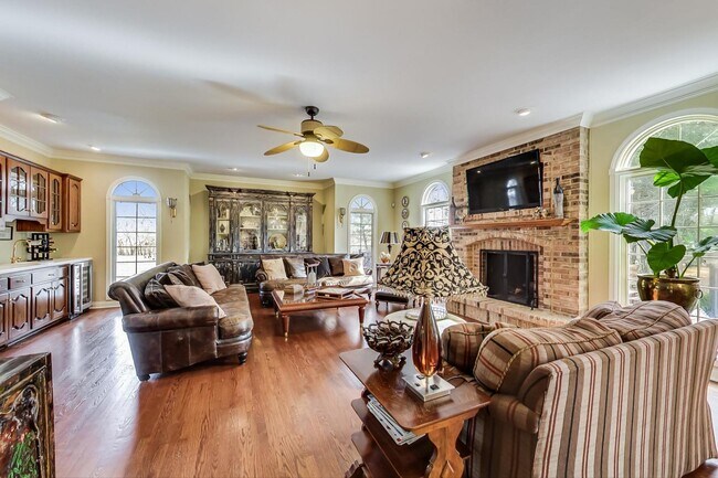 Foto del edificio - 347 Willowood Ln
