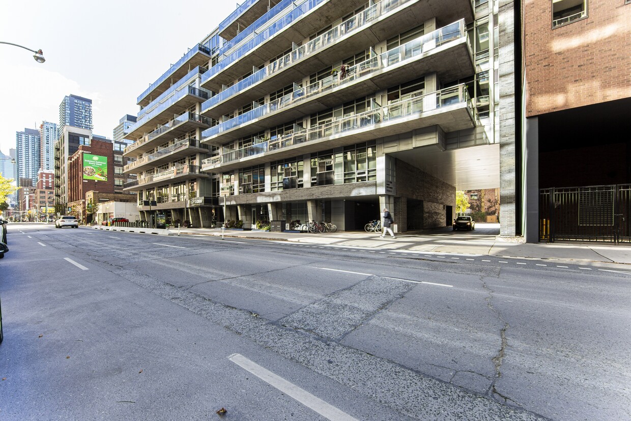 Primary Photo - 399-399 Adelaide St W