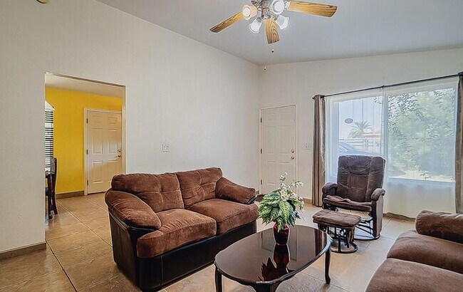 Foto del edificio - Charming three bedroom - two bathroom GREA...