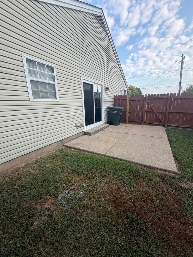 Building Photo - 495 Sivley Rd
