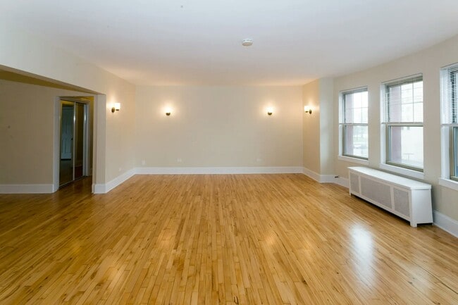 Building Photo - 527 W Cornelia Ave