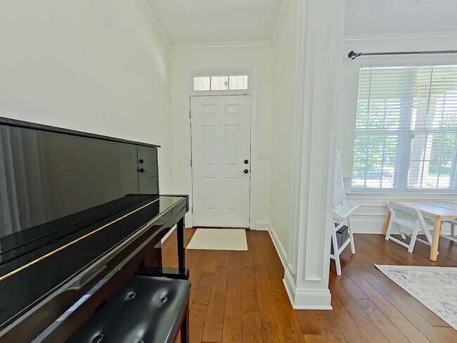 Building Photo - Beautiful 4 Bedroom home in Canterbury Farms!