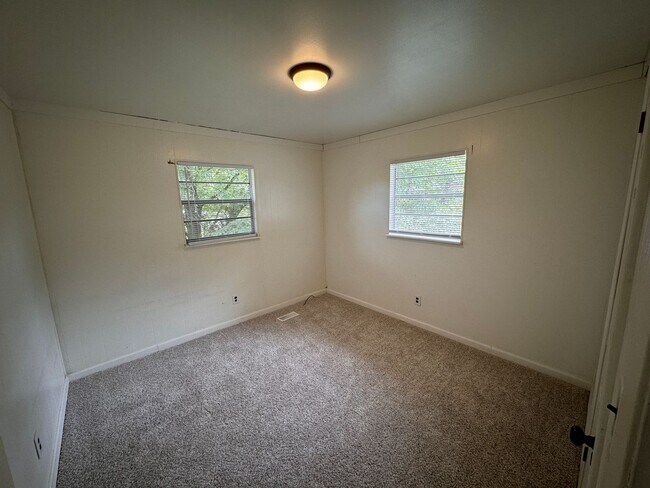 Building Photo - Spacious 3 bedroom/ 1 bath home in Rockwood