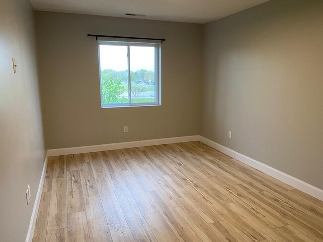 Building Photo - 3160 Wildwood Dr
