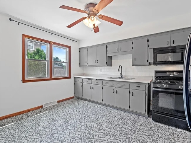 Kitchen - 543 W Armour Ave