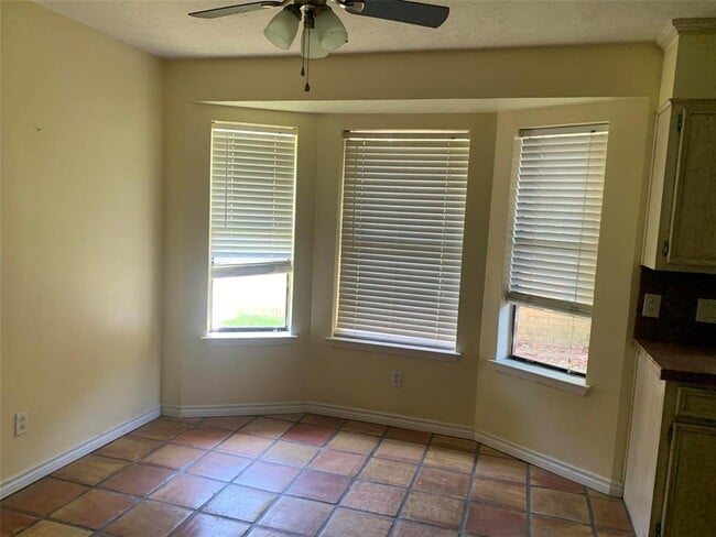 Building Photo - 1067 Meadowridge Dr