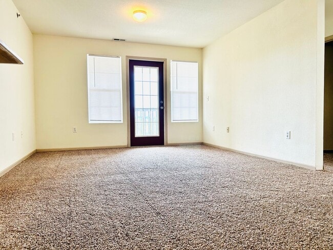 Building Photo - Large 3 Bedroom Apartment, Great Location!