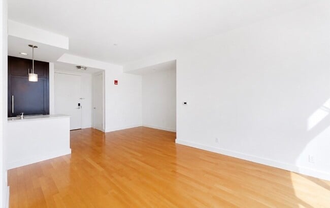 Building Photo - 400 Stuart St