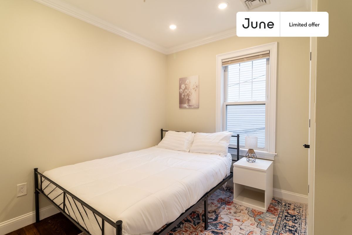 Primary Photo - Private bedroom in 4 bed/1.5 bath Home