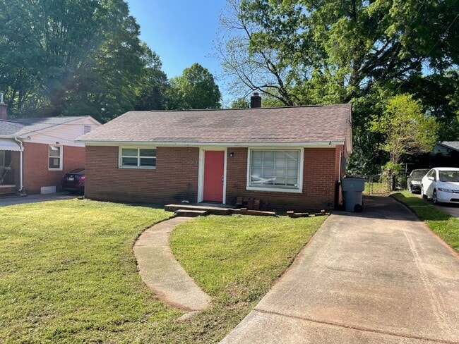 Building Photo - Adorable 3 bedroom 2 bath Ranch style home...