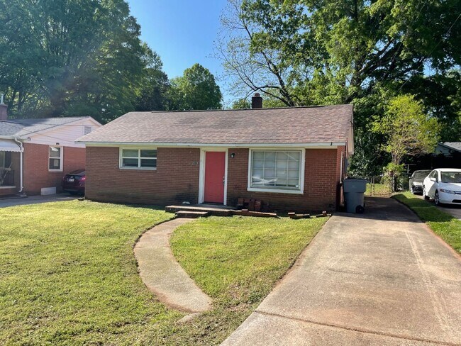 Foto del edificio - Adorable 3 bedroom 2 bath Ranch style home...
