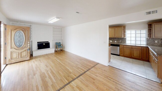 Building Photo - HUGE House with Pool!! Prime location (Lea...