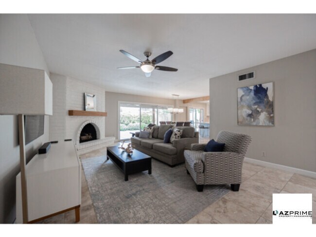 Building Photo - Stylish 2/2 Phoenix Townhome with Open Flo...