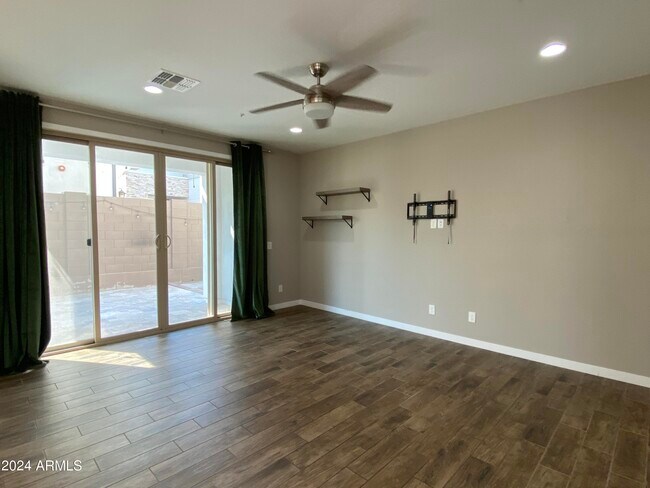 Foto del edificio - 31608 N 24th Dr
