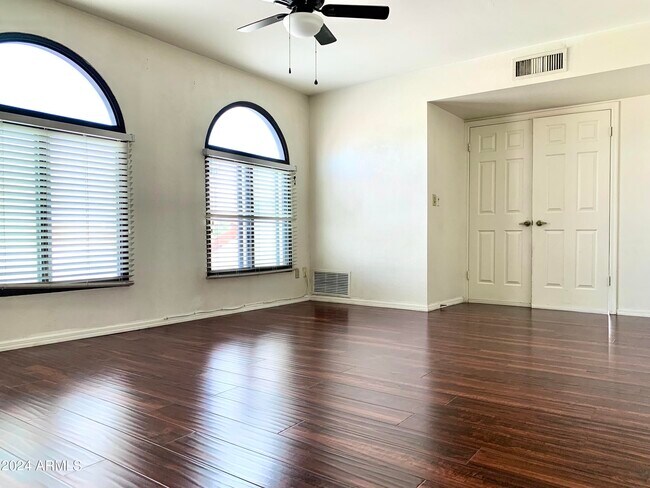 Foto del edificio - 426 E Susan Ln