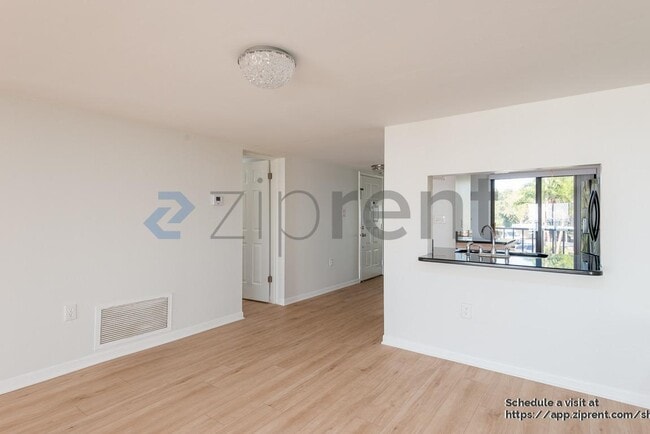 Building Photo - 7500 Sunshine Skyway Ln S