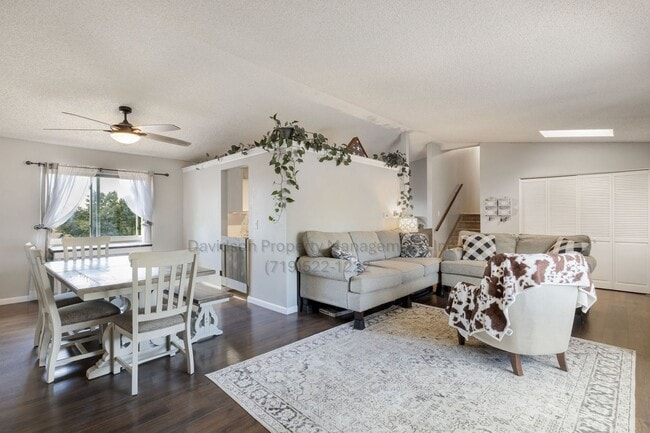 Foto del edificio - Beautiful 5 Bedroom House in Fountain Valley