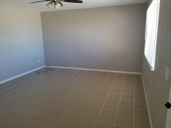 Foto del edificio - 3-bedroom 2-bath with garage