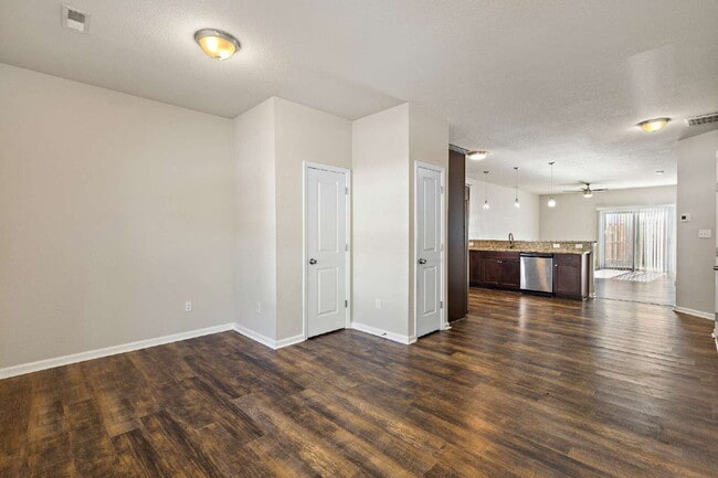 Building Photo - Fantastic like new townhouse in Suffolk