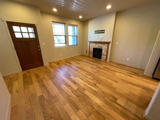 Foto del edificio - $200 off the first month's rent. Lovely Ne...