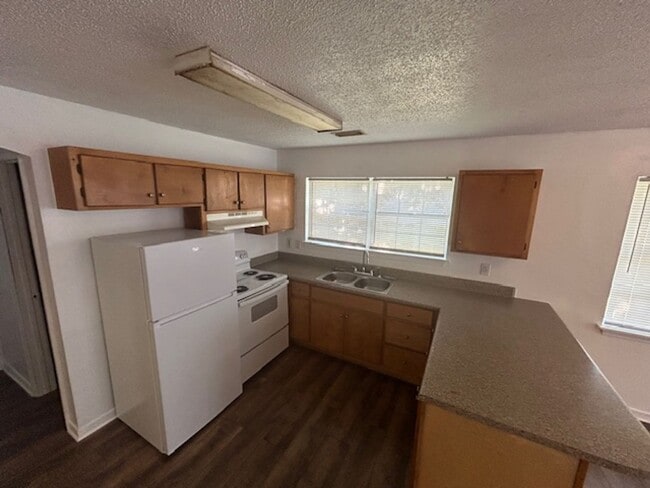 Building Photo - Pascagoula 3 Bedroom Duplex