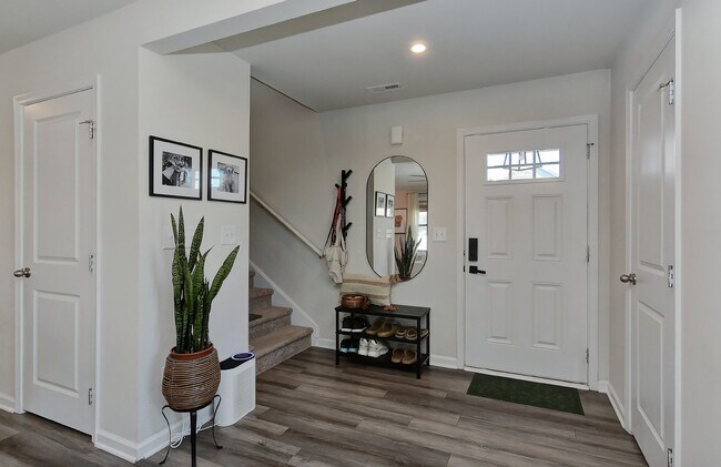 Building Photo - Stunning 4BD/2.5BTH 2-Story Single Family ...