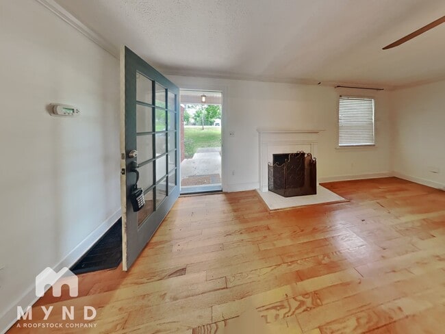 Building Photo - 2206 Eastland Ave