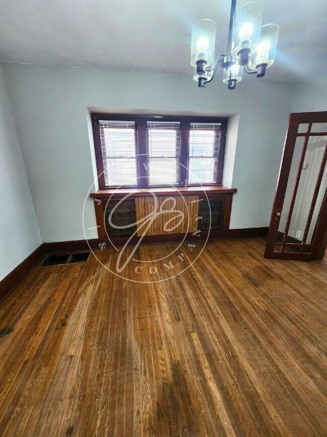 Foto del edificio - Very spacious lower 2 bedroom with separat...