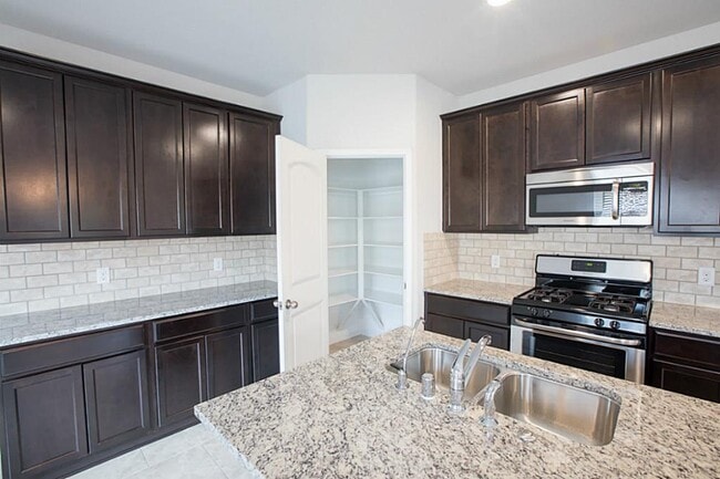 Building Photo - 12111 Parade Park Pl