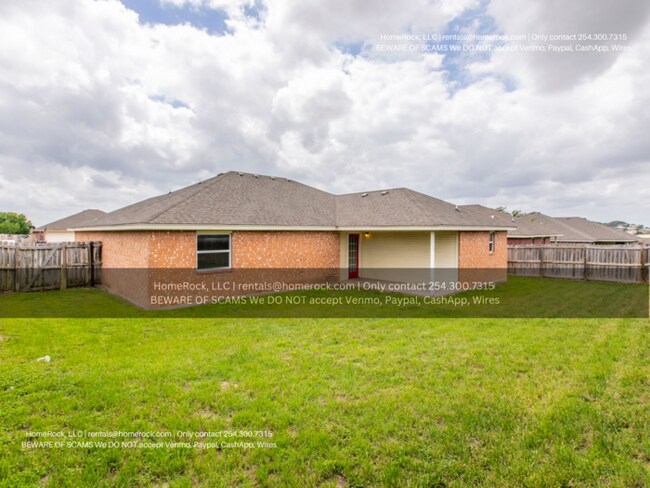 Building Photo - 4 Bedroom 2 Bath House Available NOW