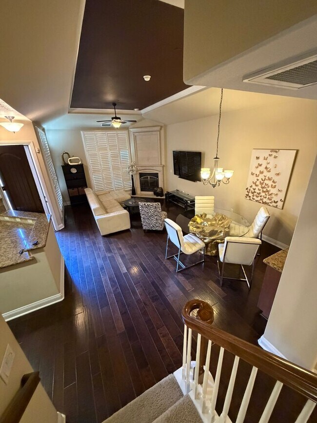 Building Photo - Beautiful Pavilions Condo!
