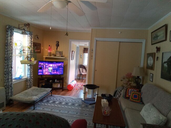 Foto del edificio - Cute Cottage overlooking Downtown Lansing - Walk to Stores, Park & Creek!