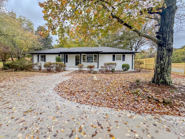 Foto del edificio - 9454 Flowes Store Rd