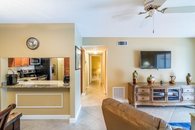 Foto del edificio - 811  Sky Pine Way B1 Greenacres FL 33415