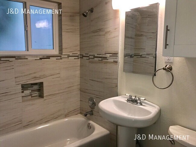 Foto del edificio - Upgraded Apartment near Liberty Station wi...