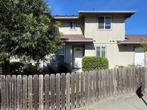 Building Photo - 323 SE K St