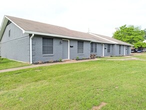 Building Photo - 2400 Brookridge Dr