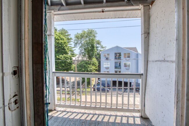Foto del edificio - OVERSIZED 3 bedroom 1 bathroom Apartment