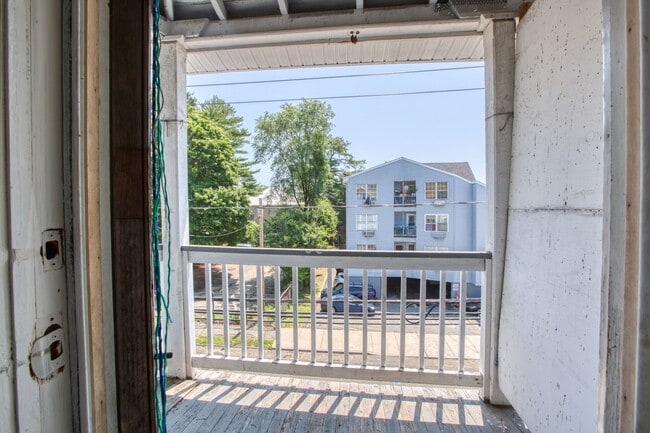 Building Photo - OVERSIZED 3 bedroom 1 bathroom Apartment