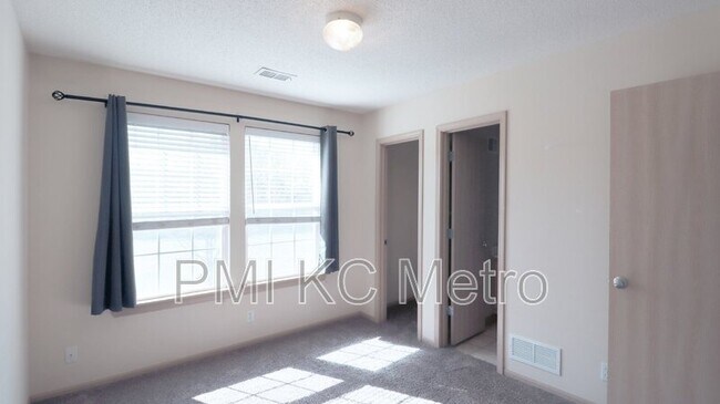 Foto del edificio - 8014 N Elmwood Ave