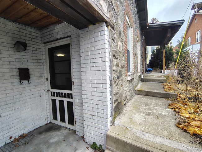 Building Photo - 12 Main St